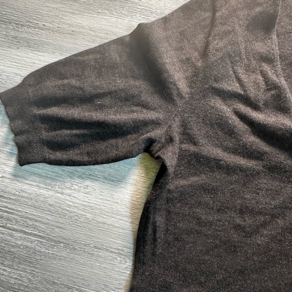 Ralph Lauren Elegant Black V-Neck Sweater - Picture 3 of 7